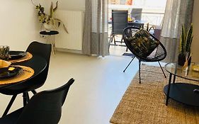 2 Bd Top Floor Aprt With Acropolis View